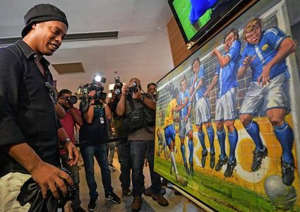 هل يعود "رونالدينيو" إلى الملاعب مجددا؟