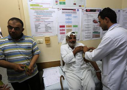 غزة: الحجاج يتلقون تطعيماً قبل سفرهم لتأدية مناسك الحج