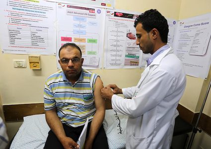 غزة: الحجاج يتلقون تطعيماً قبل سفرهم لتأدية مناسك الحج