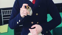 شاب يقرر التخلي عن الموضة الحديثة ويرتدي ملابس تاريخية