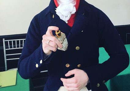 شاب يقرر التخلي عن الموضة الحديثة ويرتدي ملابس تاريخية