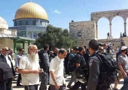 مستوطنون وحاخامات يقتحمون المسجد الأقصى