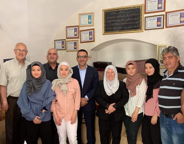 الرئيس عباس يتكفل بتعليم التوائم الأربعة في جامعة النجاح الوطنية