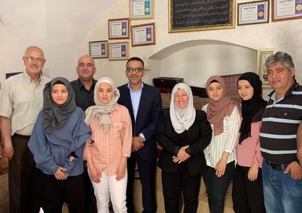 الرئيس عباس يتكفل بتعليم التوائم الأربعة في جامعة النجاح الوطنية