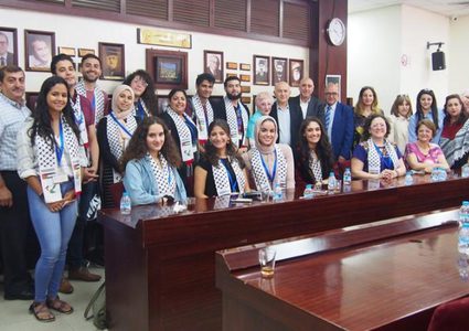 وفد شبابي من مؤسسة "اعرف تراثك" يزور بلدية نابلس