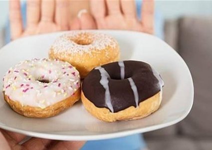 ماذا يحدث لجسمك عند توقف أكل السكر؟