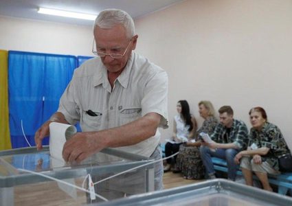 انطلاق الانتخابات البرلمانية المبكرة في أوكرانيا