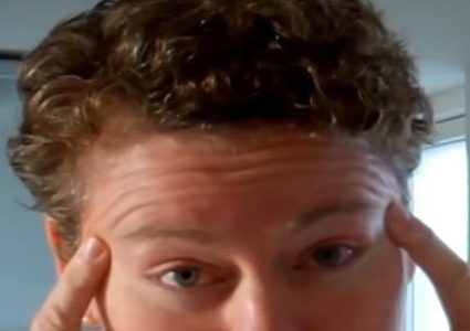 ظهور التجاعيد على الجبين بعد سن الثلاثين قد يشير إلى أمراض القلب