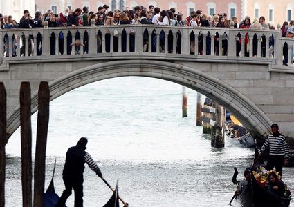 سلطات البندقية تطرد سائحين ألمانيين وتغرمهما بسبب فنجان قهوة