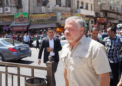 الملك عبد الله يتفقد المسجد الحسيني بعد حريق في حرمه