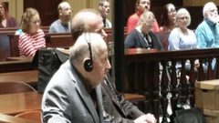 عجوز أمريكي يقتل امرأة أمام أطفالها بعد إطلاق سراحه