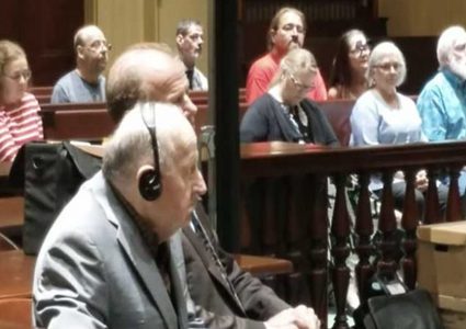 عجوز أمريكي يقتل امرأة أمام أطفالها بعد إطلاق سراحه