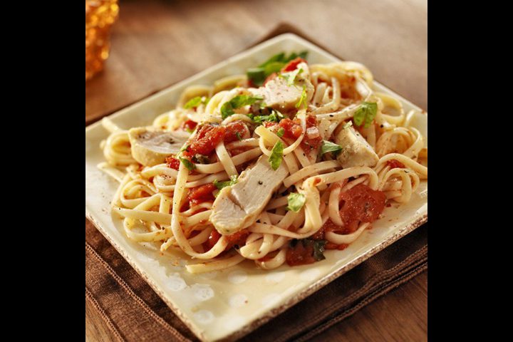 مكرونة مع الدجاج بنكهة الكاجون