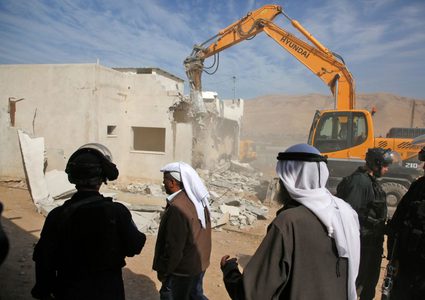 محافظ طوباس يسلم عائلتين هدم الاحتلال مسكنيهما مساعدات عينية