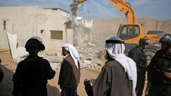 محافظ طوباس يسلم عائلتين هدم الاحتلال مسكنيهما مساعدات عينية