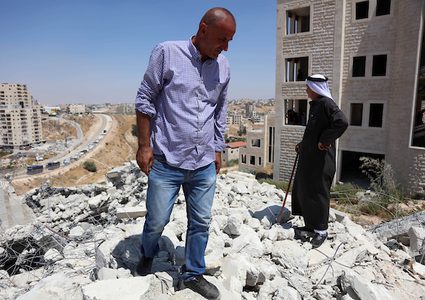 في قرية صور باهر الفلسطينية في القدس الشرقية ، هدمت قوات الاحتلال الإسرائيلي ،عددًا من المنازل الفلسطينية التي تعتبرها مشيدة بشكل غير قانوني بالقرب من الجدار الفاصل جنوب القدس ، في خطوة خطيرة وتعتبر الأشد منذ عام 1967.

حيث شرع الاحتلال بهدم 16 بناية لمواطنين فلسطينيين، بإزالة 100 شقة كمرحلة أولى لتشمل لاحقا 225 شقة في حي وادي الحمص بقرية صور باهر..