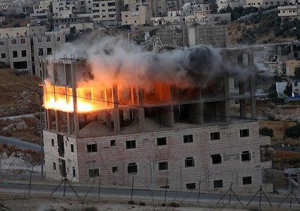 الاحتلال يهدم منازل المواطنين في حي وادي الحمص جنوب القدس