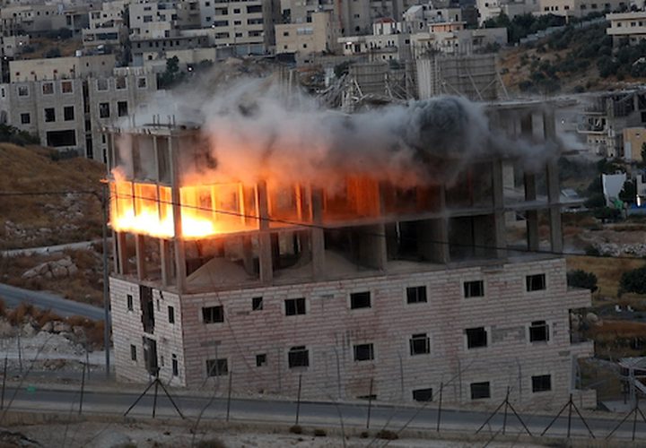 في قرية صور باهر الفلسطينية في القدس الشرقية ، هدمت قوات الاحتلال الإسرائيلي ،عددًا من المنازل الفلسطينية التي تعتبرها مشيدة بشكل غير قانوني بالقرب من الجدار الفاصل جنوب القدس ، في خطوة خطيرة وتعتبر الأشد منذ عام 1967.

حيث شرع الاحتلال بهدم 16 بناية لمواطنين فلسطينيين، بإزالة 100 شقة كمرحلة أولى لتشمل لاحقا 225 شقة في حي وادي الحمص بقرية صور باهر..