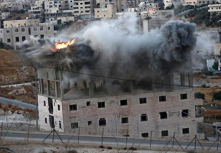 في قرية صور باهر الفلسطينية في القدس الشرقية ، هدمت قوات الاحتلال الإسرائيلي ،عددًا من المنازل الفلسطينية التي تعتبرها مشيدة بشكل غير قانوني بالقرب من الجدار الفاصل جنوب القدس ، في خطوة خطيرة وتعتبر الأشد منذ عام 1967.

حيث شرع الاحتلال بهدم 16 بناية لمواطنين فلسطينيين، بإزالة 100 شقة كمرحلة أولى لتشمل لاحقا 225 شقة في حي وادي الحمص بقرية صور باهر..