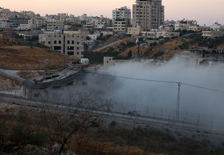 في قرية صور باهر الفلسطينية في القدس الشرقية ، هدمت قوات الاحتلال الإسرائيلي ،عددًا من المنازل الفلسطينية التي تعتبرها مشيدة بشكل غير قانوني بالقرب من الجدار الفاصل جنوب القدس ، في خطوة خطيرة وتعتبر الأشد منذ عام 1967.

حيث شرع الاحتلال بهدم 16 بناية لمواطنين فلسطينيين، بإزالة 100 شقة كمرحلة أولى لتشمل لاحقا 225 شقة في حي وادي الحمص بقرية صور باهر..