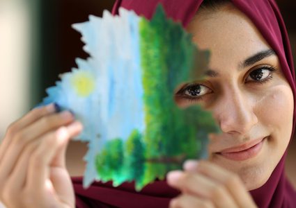 الفنانة "لين الحاج " تبدع في رسم الطبيعة على أوراق العنب