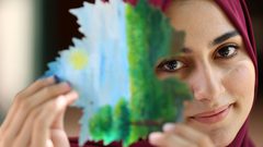 الفنانة "لين الحاج " تبدع في رسم الطبيعة على أوراق العنب