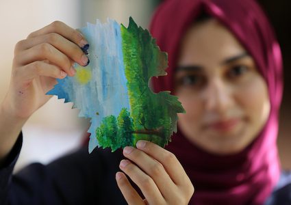 فنانة تبدع في الرسم على "أوراق العنب"