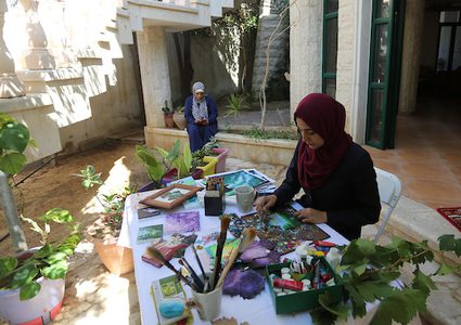 فتاة فلسطينية تعيش في مخيم النصيرات ، وسط قطاع غزة، تعلمت الفن حتى عشقته روحها ،فرسمت العديد من الالواح الفنية التي تسلب نظر المتفرجين ،على الأوراق وأيضاً الحجارة ، فحولتها للوحات إبداعية جميلة ،لكنها فكرت بشيء مختلف ، في محاولة منها أن توصل فكرة بأن "الابداع لا حدود له" .

فبحرص شديد تقوم "لين الحاج "21عاماً" بقطف أوراق العنب من حديقة منزلها ،لا لتعد منه أكلة محببة للقلوب ،ولكنها أرادت أن تغذي الأعين هذه المرة ،فتتوجه بها إلى المرسم الخاص بها لكي تحولها للوحات فنية بأناملها وفرشاتها.