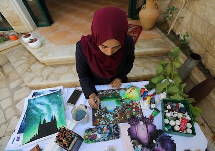 فنانة تبدع في الرسم على "أوراق العنب"