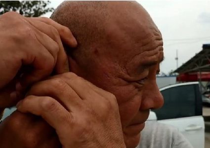 معلم "كونغ فو" يسحب سيارتين بأذن واحدة! (فيديو)