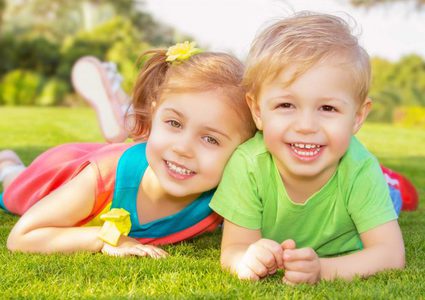 طرق لتجعلي أطفالك يتعاملون معاً بلطف