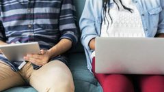 مخاطر يسببها وضع الكمبيوتر المحمول على قدميك