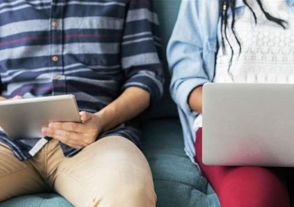 مخاطر يسببها وضع الكمبيوتر المحمول على قدميك