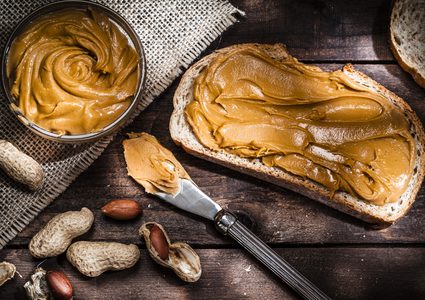 دراسة: إطعام الرضيع زبدة الفول السوداني يحميه من"حساسيته القاتلة"