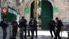 الاحتلال يبعد مرابطة مقدسية عن المسجد الأقصى