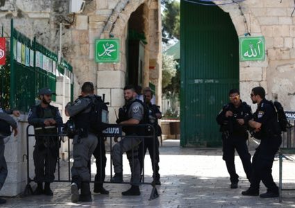 الاحتلال يبعد مرابطة مقدسية عن المسجد الأقصى