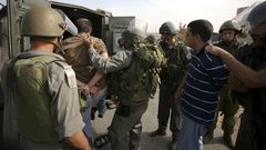 الاحتلال يعتقل 10 مواطنين على الأقل في العيسوية