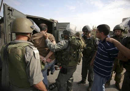 الاحتلال يعتقل 10 مواطنين على الأقل في العيسوية