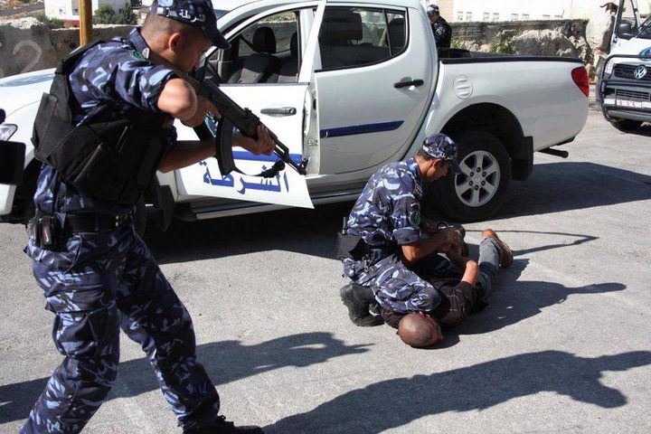 القبض على فارٍ من العدالة وصادر بحقه 18 أمر حبس