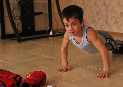 "شوارزنيغر الشيشان".. طفل يحطم رقما قياسيا عالميا