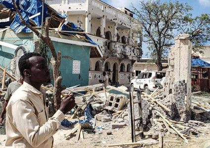 الصومال.. انتحاري يفجر نفسه في مكتب عمدة مقديشو