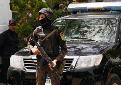 مصر.. شخص يخطف بندقية جندي ويطلق بها النار عشوائيًا