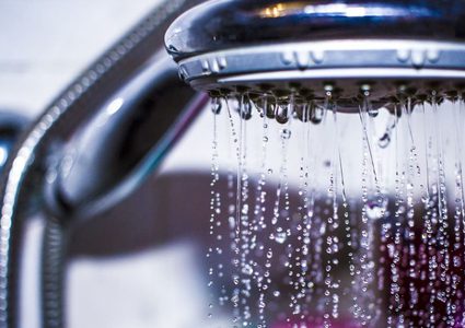 لهذه الأسباب لا تطيل فترة الاستحمام