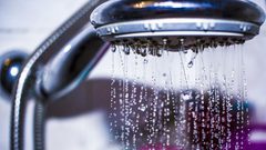 لهذه الأسباب لا تطيل فترة الاستحمام