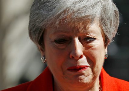 قرارات خاطئة أطاحت بسيدة بريطانيا "تيريزا ماي"