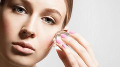 ما هي فوائد الثلج للبشرة الدهنية؟