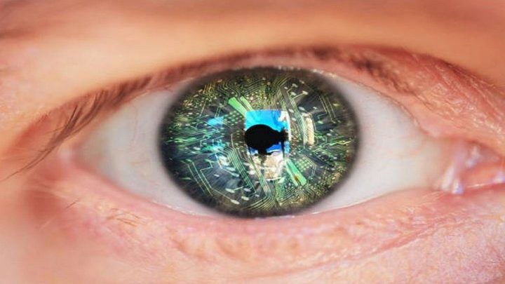 "عالمة مجنونة" تحول طفلها المصاب بالتوحد إلى "سايبورغ"