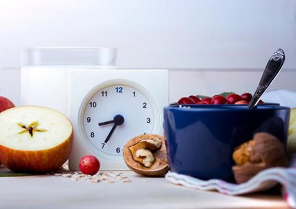 تناول وجبة الافطار في وقت مبكر يساعد على خسارة الوزن