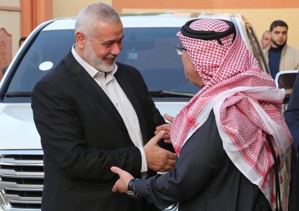 نائب السفير العمادي يغادر غزة