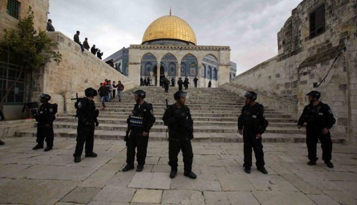 الاحتلال يبعد طفلا وشابا عن المسجد الأقصى